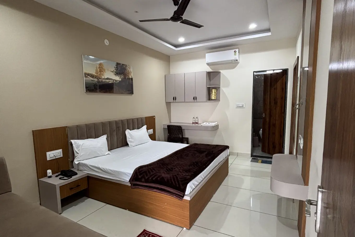 Room with bed, wardrobe and wash area